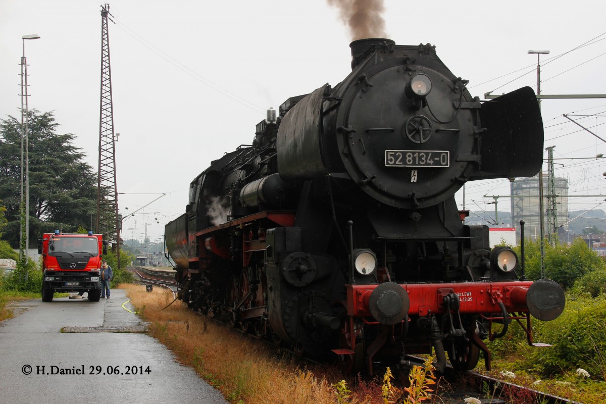 52 8134-0 in Wuppertal und daneben ein Unimog von der Wuppertaler Feuerwehr, Juni 2014.