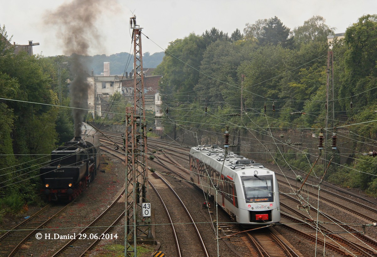 52 8134-0 in Wuppertal Oberbarmen auf einem Abstellgleis & daneben fuhr abellio als S7 in Wuppertal, Juni 2014.