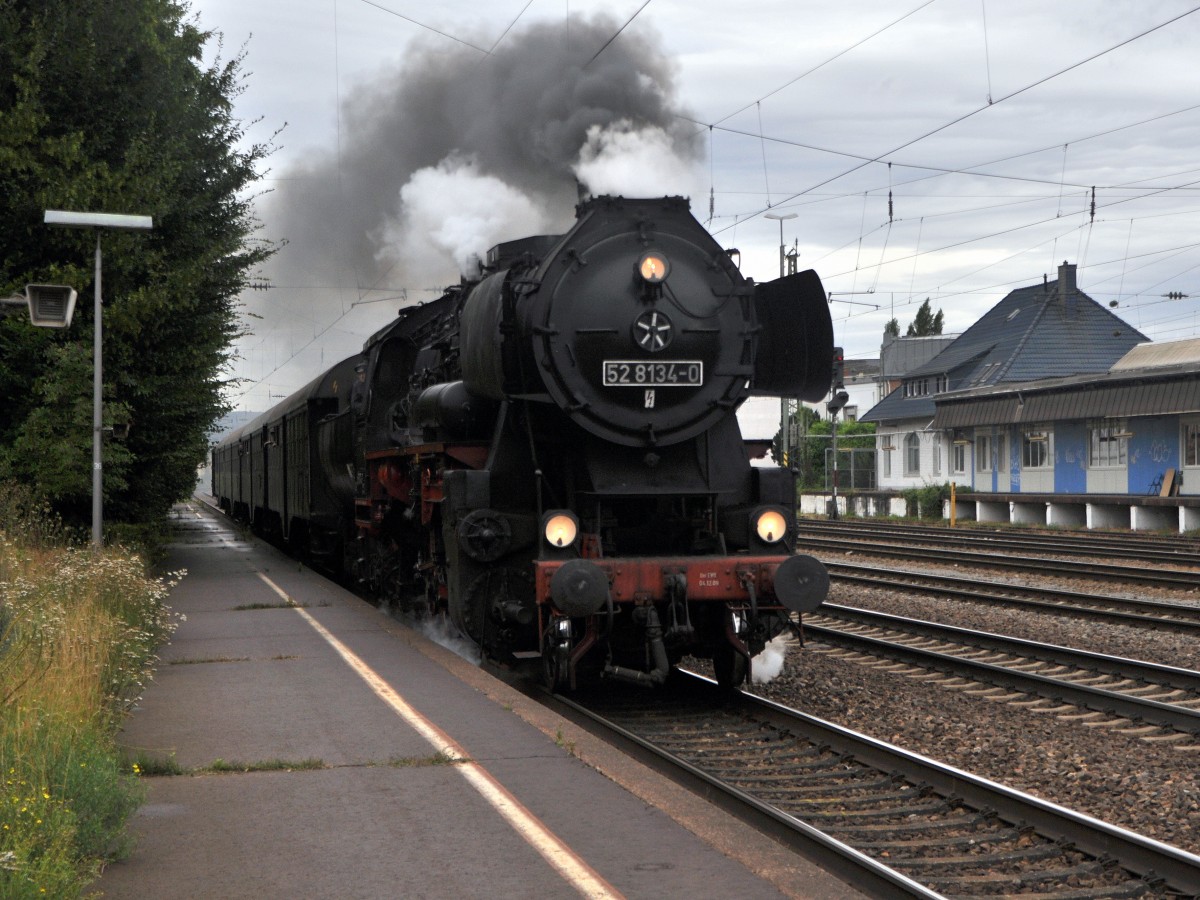 52 8134 der Eisenbahnfreunde Betzdorf durchfährt mit einem Sonderzug auf der Fahrt von Siegen nach KO-Ehrenbreitstein am 18.08.13 den Bahnhof Neuwied.
