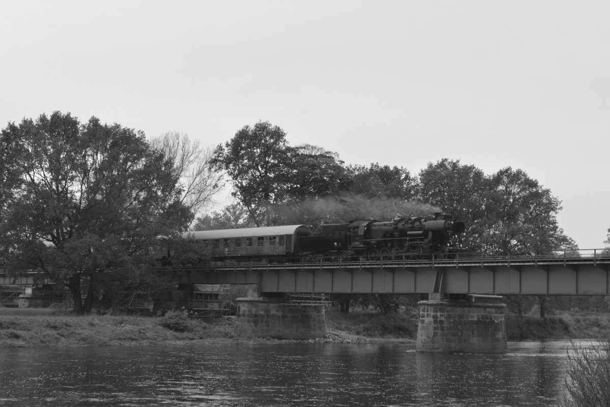 52 8154-8 bei der Rundfahrt Leipzig-Döbeln-Riesa-Leipzig auf der Muldebrücke nähe Großbothen 26.10.2014