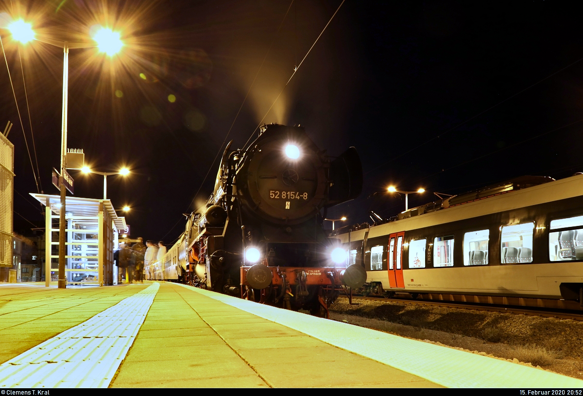 52 8154-8 des Verein Eisenbahnmuseum Bayerischer Bahnhof zu Leipzig e.V. (EMBB) als DPE 24653 von Wernigerode Hbf nach Leipzig-Plagwitz (Dampfzugsonderfahrt zum Brocken) steht in Halle(Saale)Hbf auf Gleis 9.
[15.2.2020 | 20:52 Uhr]