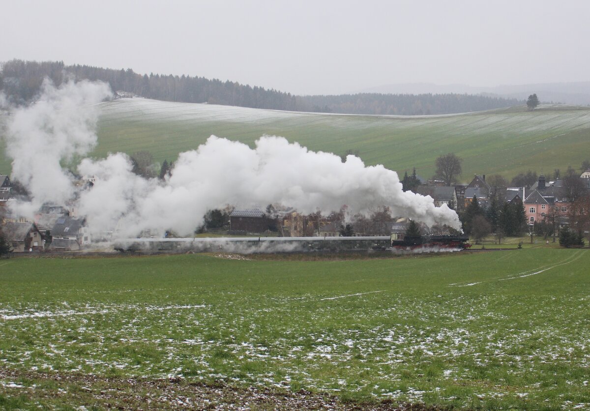 52 8154-8 fuhr am 10.12.22 von Schwarzenberg nach Schlettau. Hier ist der Zug in Raschau zu sehen.