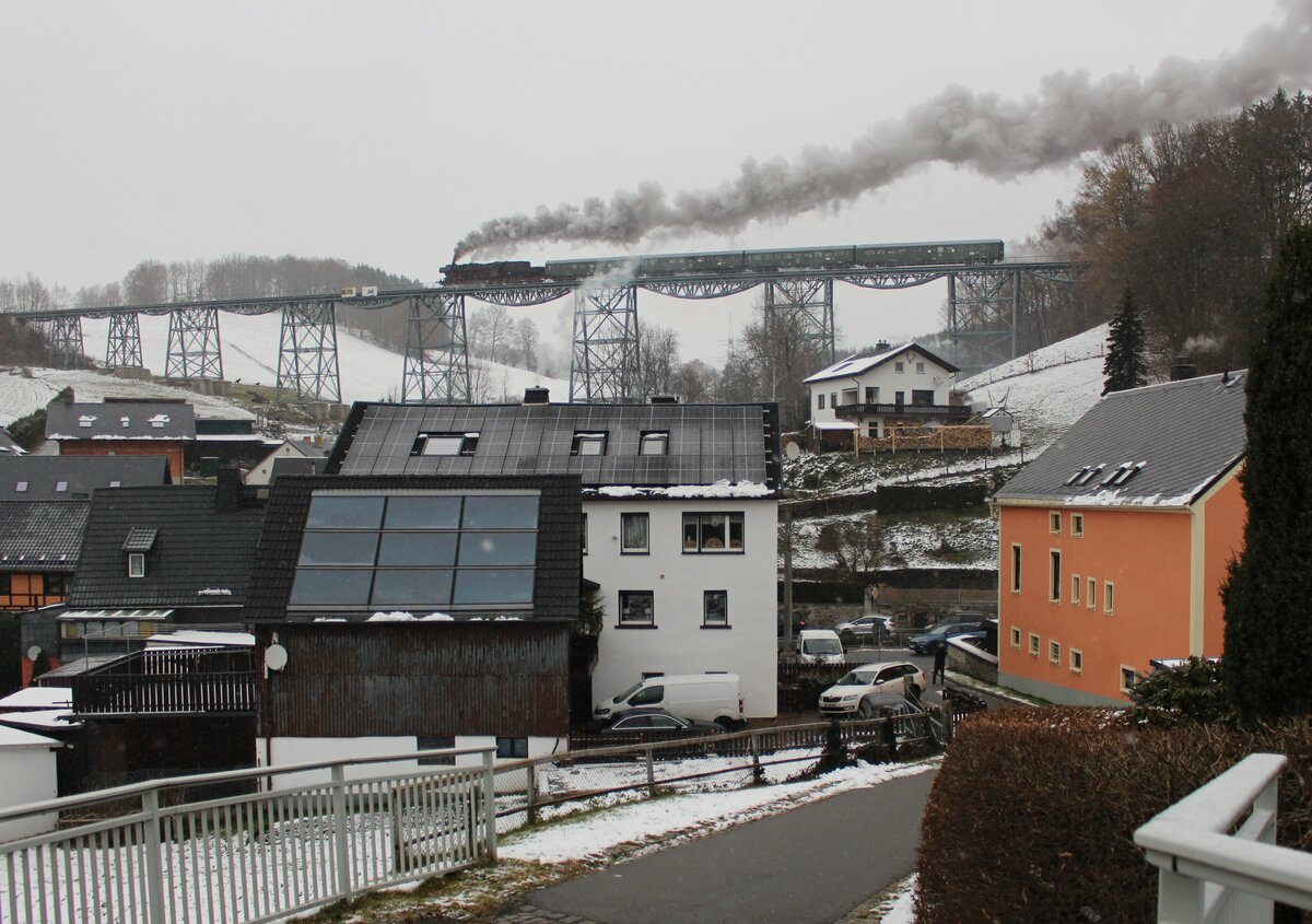 52 8154-8 fuhr am 10.12.22 von Schwarzenberg nach Schlettau. Hier ist der Zug in Markersbach auf dem Viadukt zu sehen.