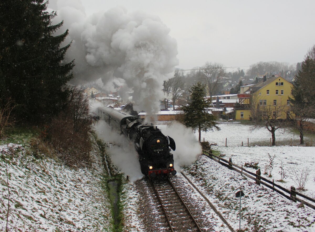 52 8154-8 fuhr am 10.12.22 von Schwarzenberg nach Schlettau. Hier ist der Zug in der Ausfahrt Markersbach zu sehen.