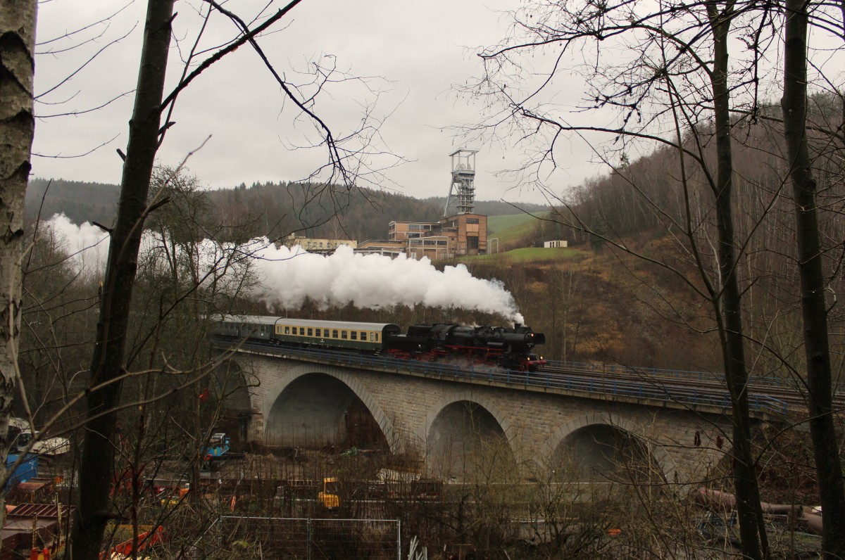 52 8154-8 fuhr am 13.12.14 von Leipzig nach Schwarzenberg, hier zu sehen bei Schlema.
