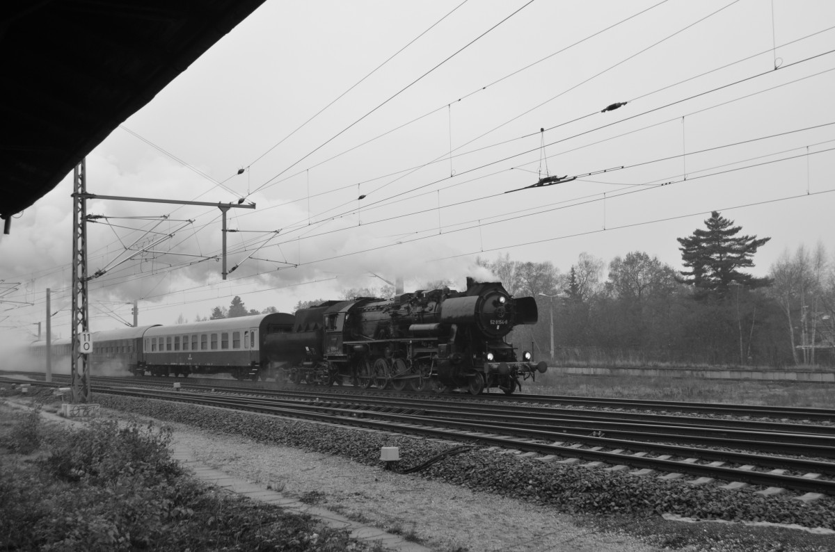 52 8154-8 mit dem  Nikolaus-Express  von Leipzig Plagwitz nach Borsdorf in Plagwitz 07.12.2104