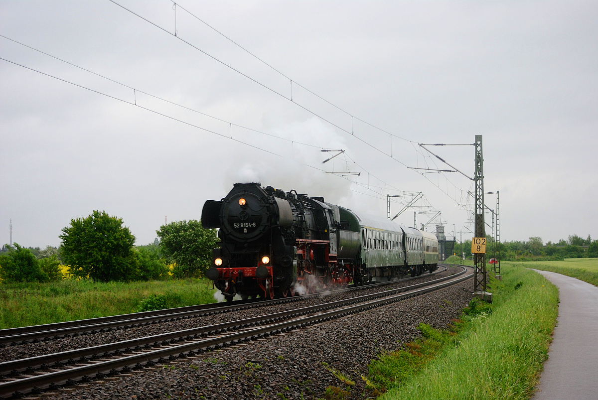 52 8154-8 mit ihrem Sonderzug von Leipzig nach Blankenburg, kurz hinter dem Haltepunkt Schkeuditz West. (15.05.2016)