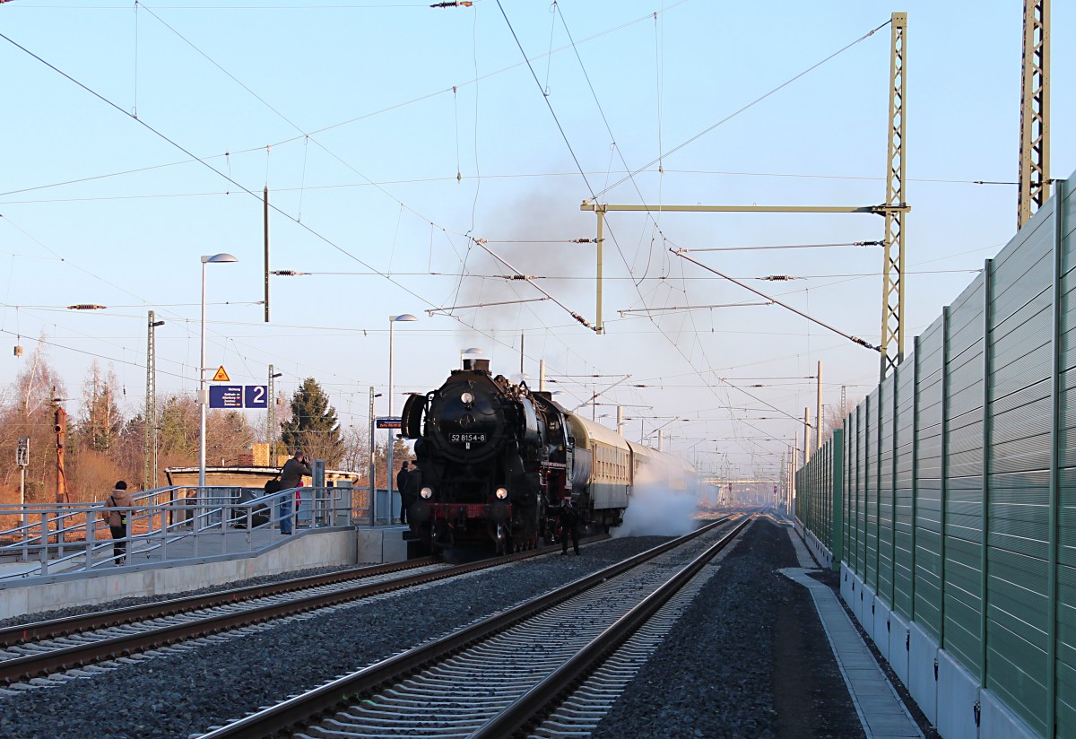 52 8154-8 steht am 22.02.2014 mit dem DPE 79752 nach Johanngeorgenstadt in Böhlen (B.Leipzig), bis zur Abfahrt ist noch in wenig Zeit da kontrolliert das Lokpersonal nochmal die Maschine.