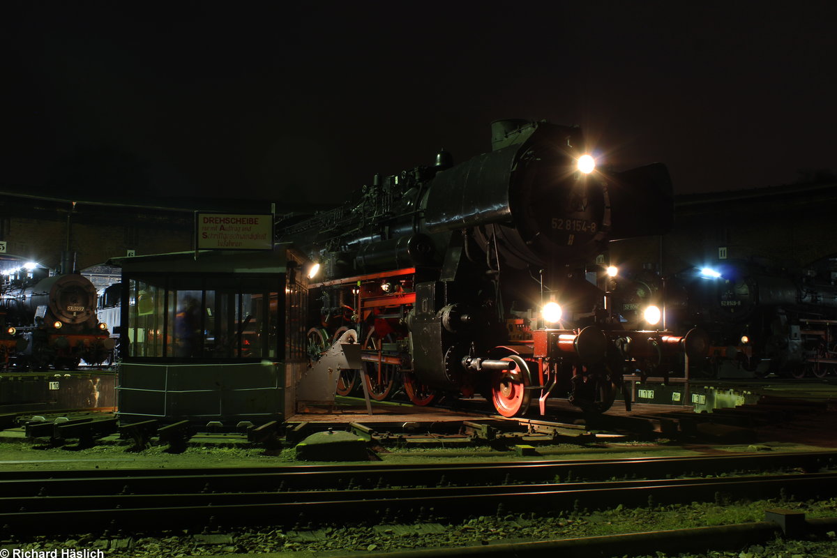 52 8154-8 steht im ehemaligen Bw Karl-Marx-Stadt und zeigt sich den Fotografen.