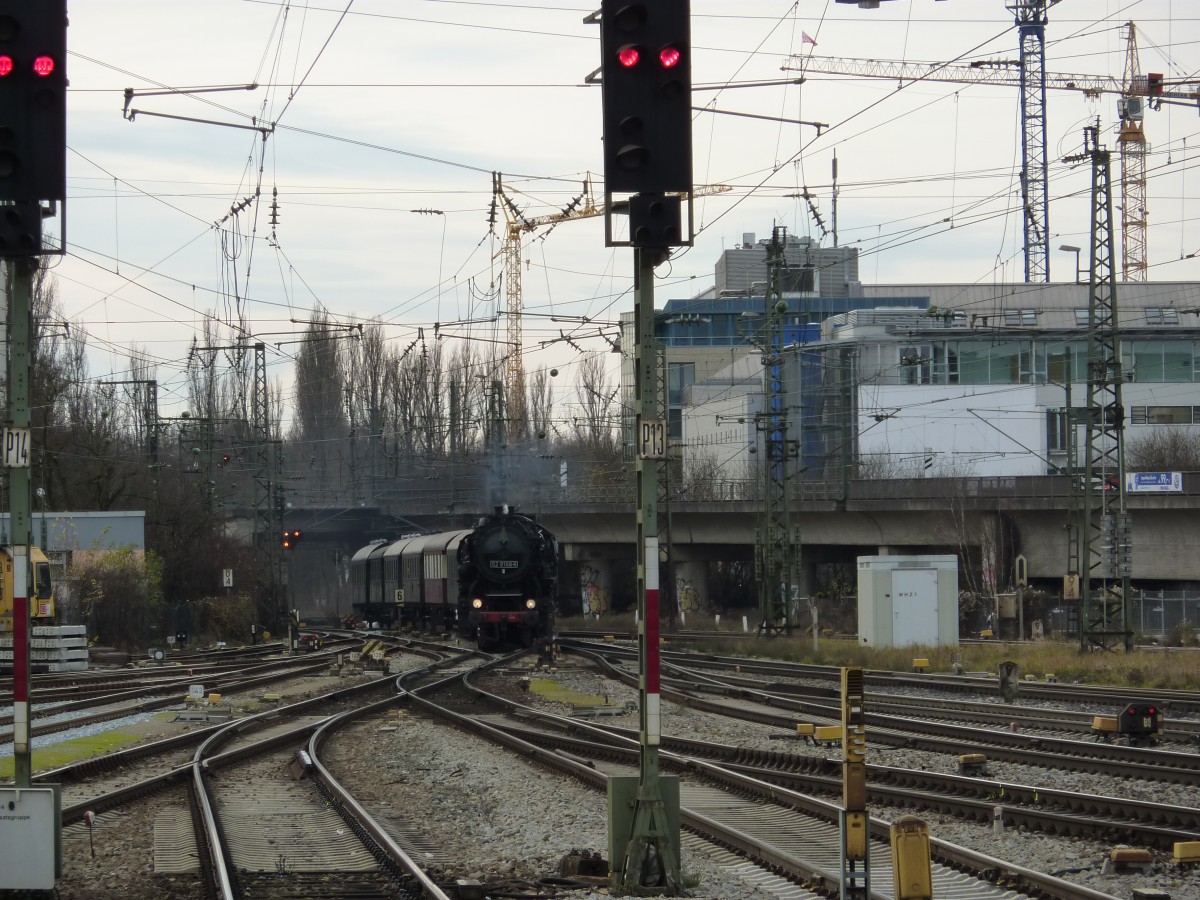 52 8168-8 der BEM (Bayerisches Eisenbahnmuseum) mit Sonderzug  Rund um München  bei der Einfahrt am Gleis 13,aus Richtung Haupfbahnhof kommend,Munchen Ost 2014-12-13 **** Sehen Sie Bahnvideos an - www.youtube.com/user/cortiferroviariamato/videos **** Hier das Video der BR 52 in München Ost - http://www.youtube.com/watch?v=RxwBrNnU90Y