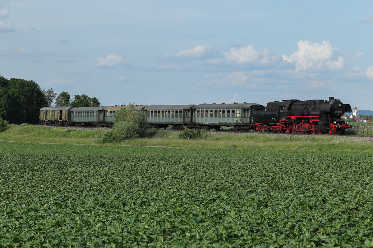 52 8168-8 mit Sonderzug in der Nähe von Nördlingen am 31.5.25.