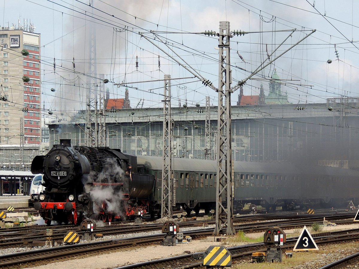 52 8168-8 zieht schnaubend einen Dampfsonderzug aus dem mit einer Rußfahne verqualmten Münchener Hauptbahnhof; 130607