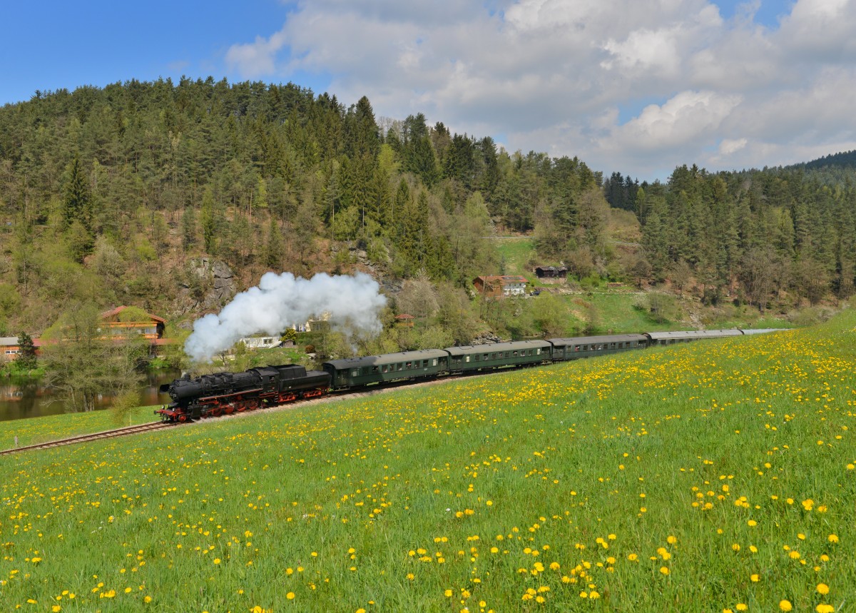 52 8168 mit einem Sonderzug am 02.05.2015 bei Schnitzmühle. 