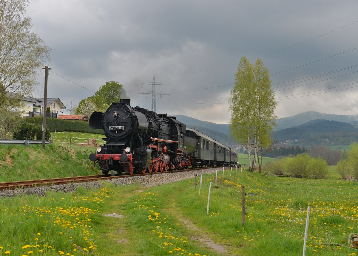 52 8168 mit einem Sonderzug am 02.05.2015 bei Ruhmannsfelden. 