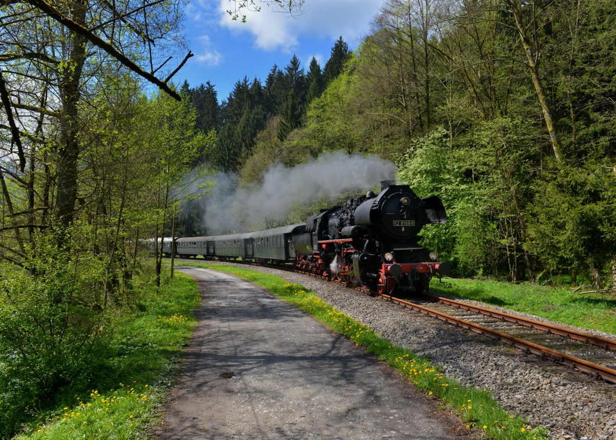 52 8168 mit einem Sonderzug am 02.05.2015 bei Teisnach. 