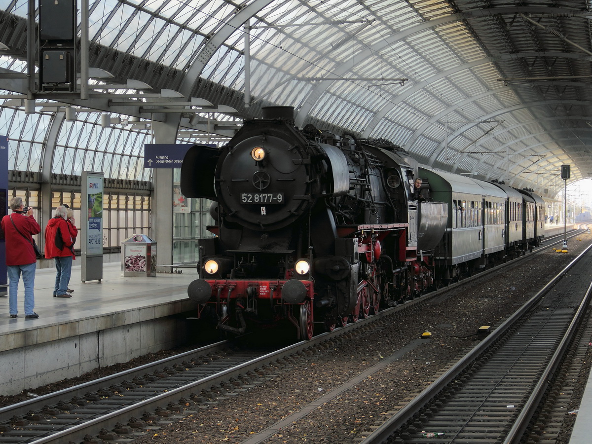 52 8177-9 der Dampflokfreunde Berlin e.V. am 27. Oktober 2013 mit dem Sonderzug 25710 (Berlin Spandau ? Berlin-Wannsee ?Potsdam Hauptbahnhof ? Berlin Spandau) bei der Einfahrt in den Bahnhof Berlin-Spandau. 