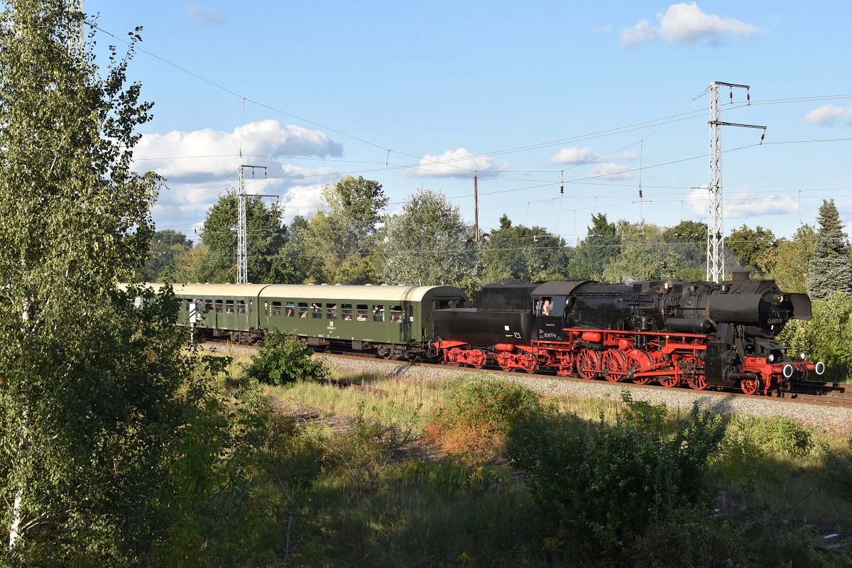 
52 8177 (Else) mit dem letzten Zug des Tages, mit Gästen durch die Wuhlheide. Anlässlich des 18. Eisenbahnfest von Berlin macht Dampf, in Berlin Schöneweide.

24.09.2023
