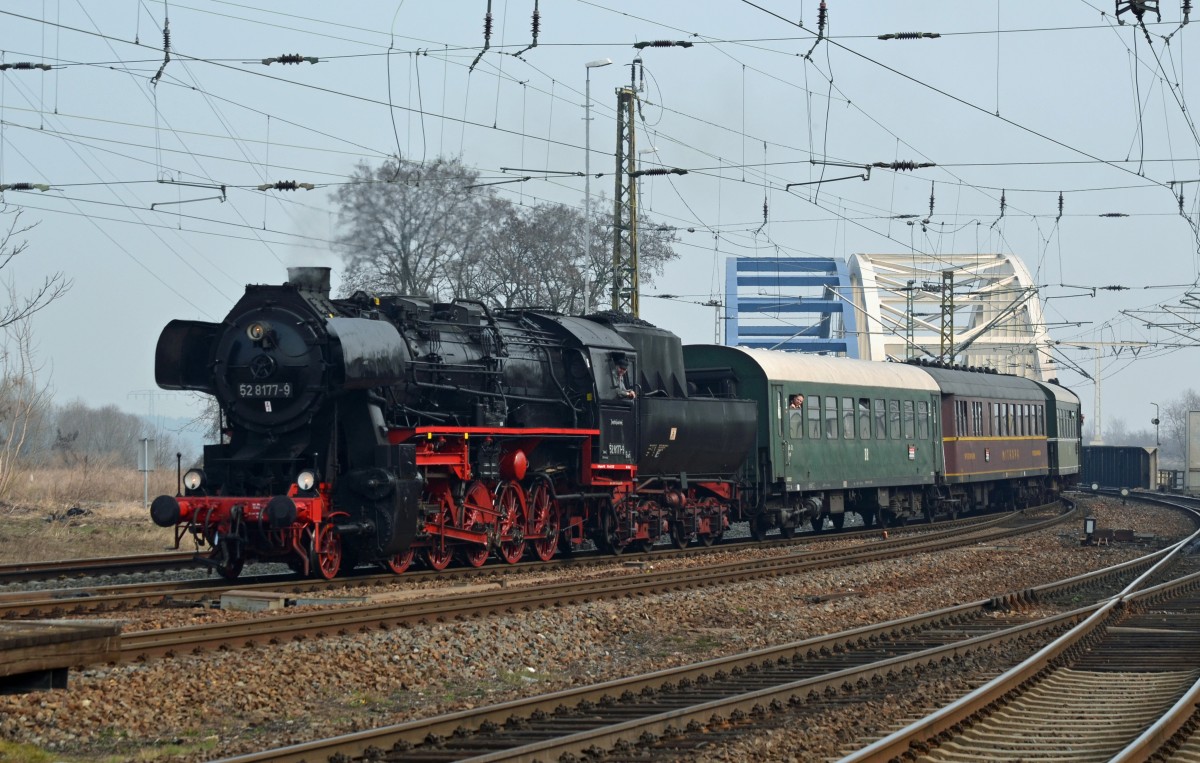 52 8177 erreicht mit ihrem Sonderzug der Berliner Eisenbahnfreunde am 21.03.15 ihr Ziel Riesa. Sie brachte eine Reisegruppe von Berlin zur Besichtigung der Nudelfabrik nach Riesa.