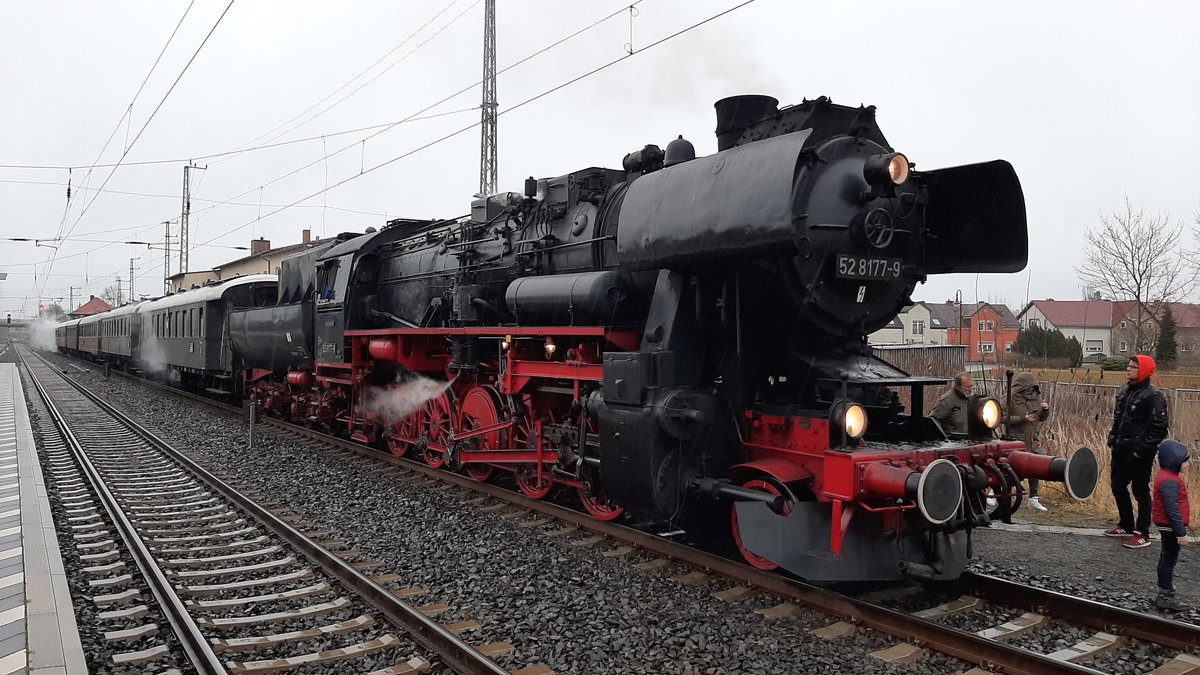 52 8177 zog am 14.12.2019 den Glühweinexpress nach Dresden. Hier zu sehen zu einem planmäßigem Stopp in Elsterwerda. 