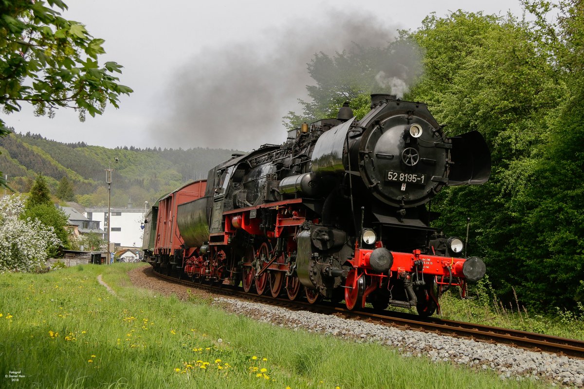 52 8195-1 mit Sonderzug in Kordel, April 2018.