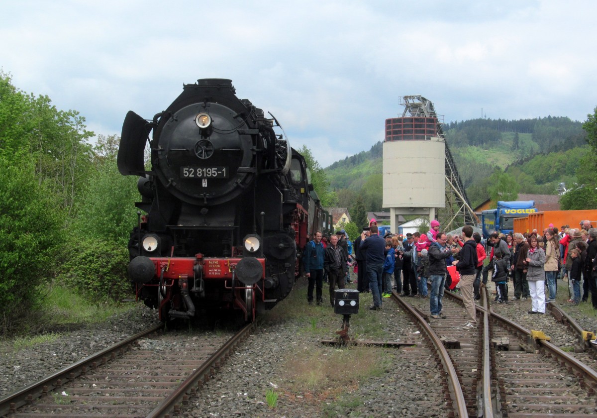 52 8195-1 steht am 04. Mai 2014 mit einem Sonderzug aus Nürnberg Nordost im Endbahnhof Stadtsteinach.