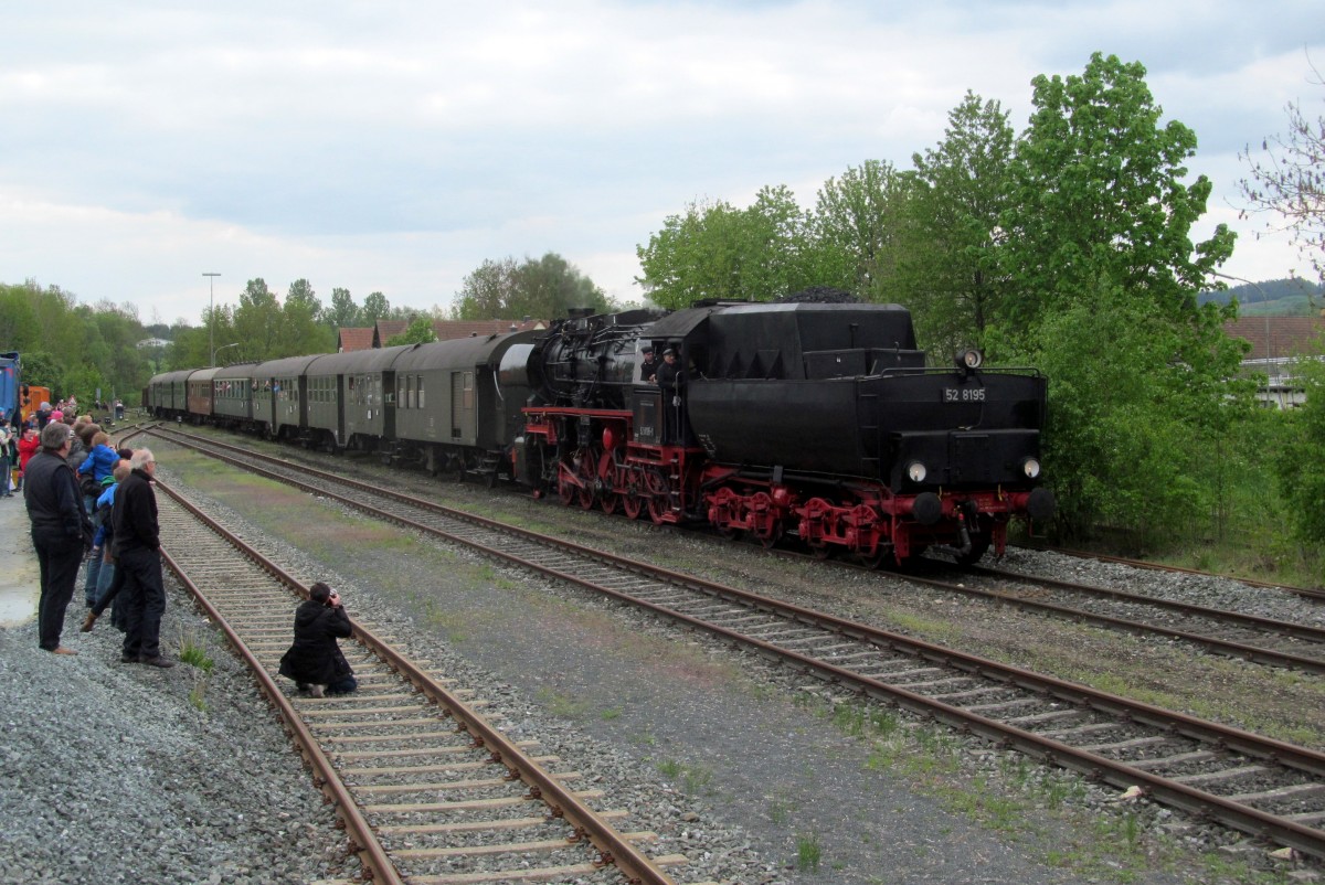 52 8195 fährt am 04. Mai 2014 mit einem Sonderzug aus Nürnberg Nordost im Bahnhof Stadtsteinach ein.