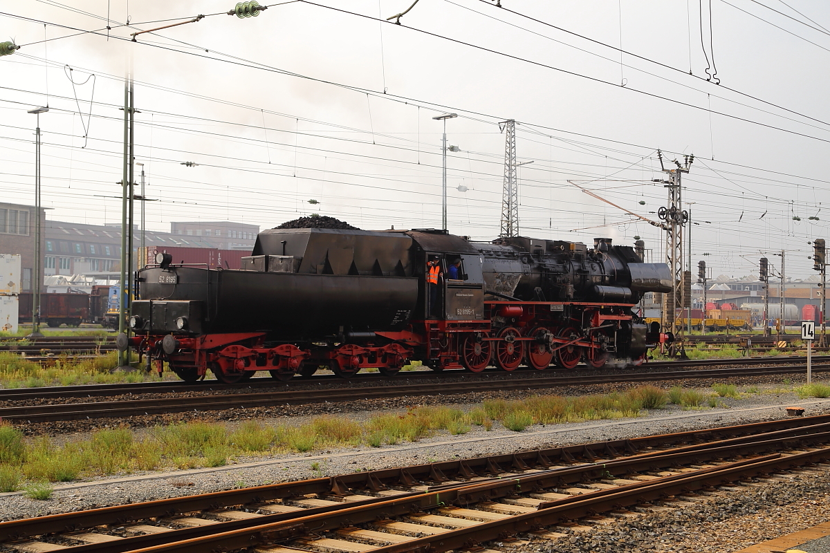 52 8195 der Fränkischen Museums-Eisenbahn am Vormittag des 06.09.2014 beim Umsetzen im Schweinfurter Hauptbahnhof. Das Ziel des von ihr gezogenen Sonderzuges aus Nürnberg waren die XX. Meininger Dampfloktage.