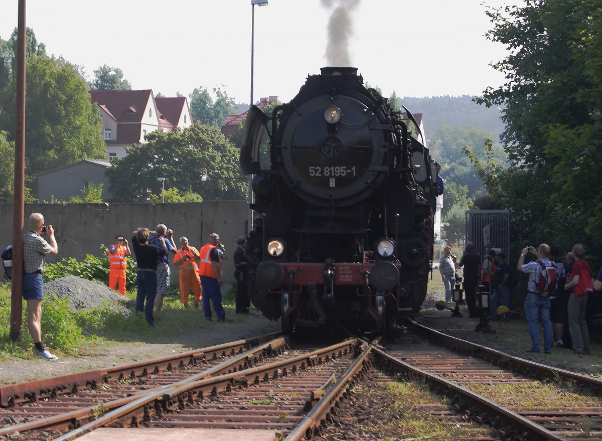 52 8195 der Frnkischen Museums-Eisenbahn (FME) am 07.09.2013 bei der Einfahrt ins Meininger Dampflokwerk, hier gerade bei der Passage des Werkstores. Anla des Besuchs waren die XIX. Meininger Dampfloktage.