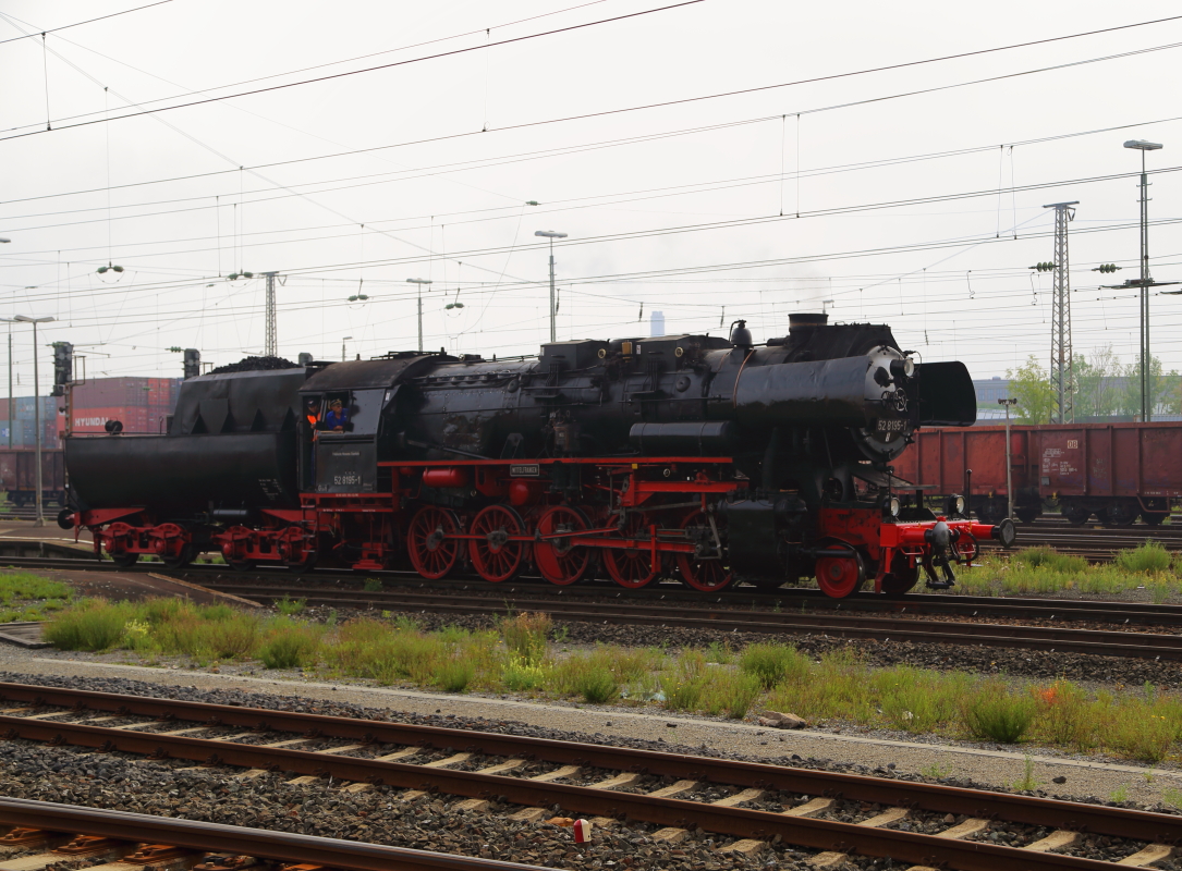 52 8195 der Fränkischen Museums-Eisenbahn (FME) am Vormittag des 06.09.2014 beim Umsetzen in Schweinfurt Hbf. Auch sie war heute mit einem Sonderzug aus Nürnberg zu den XX. Meininger Dampfloktagen unterwegs.
