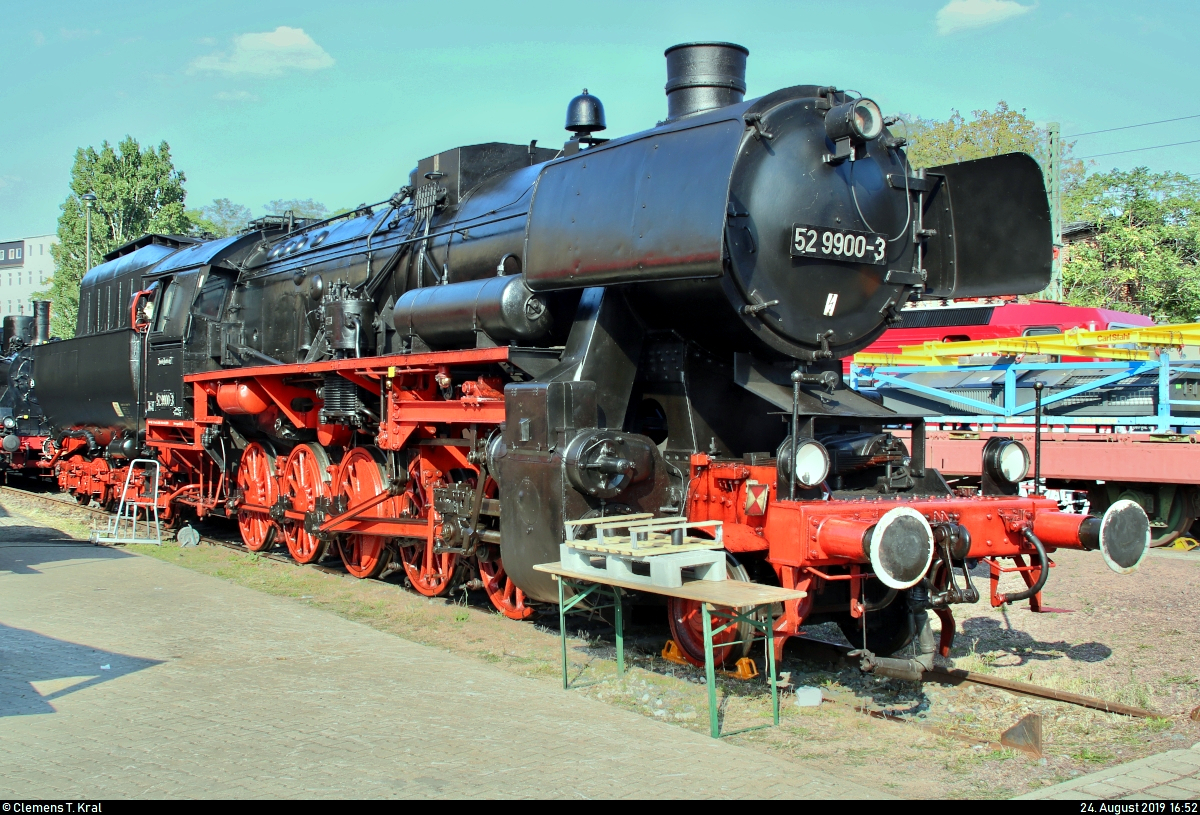 52 9900-3 (52 4900) des Verkehrsmuseums Dresden, betreut durch die Traditionsgemeinschaft Bw Halle P e.V., steht anlässlich des Sommerfests des DB Museums Halle (Saale) unter dem Motto „Von der Reichsbahn zur DB AG“ auf dem Gelände der DB Werkstatt Halle (Saale).
[24.8.2019 | 16:52 Uhr]