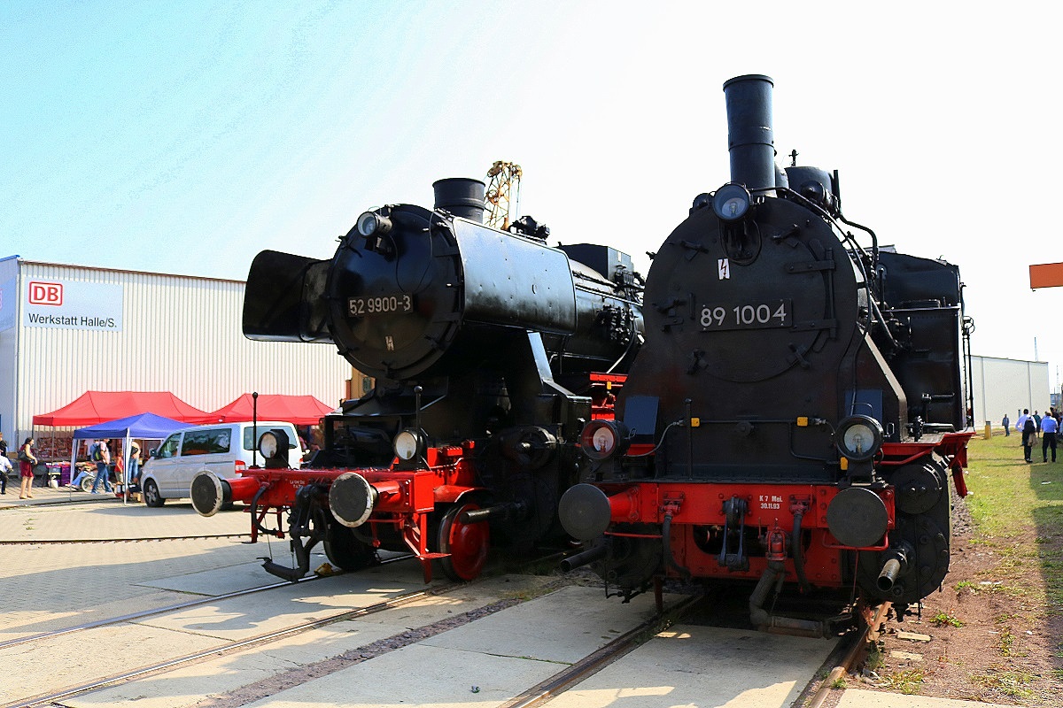52 9900-3 und 89 1004 stehen auf dem Gelände des DB Museums Halle (Saale), unweit der DB Werkstatt Halle, anlässlich des jährlichen Sommerfests. [26.8.2017 - 15:10 Uhr]