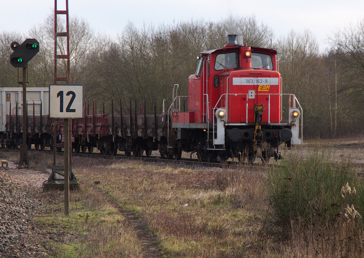 52 Jahre war sie zum Zeitpunkt der Aufnahme alt, 363 162-9 oder besser V 60 1162. Im Jahr 1962 von Krupp gebaut und am 07.01.1963 bei der DB in Dienst gestellt. Seit 2012 gehört die Lok der Eisenbahnbetriebsgesellschaft Mittelrhein (EBM Cargo GmbH). Betreiber ist zur Zeit ein junges Unternehmen, der Bahnservice Saar (BSS). Früher wurden hier Röhren gefertigt, die Mannesmann Röhren genossen Weltruf. Bereits 1886 wurden dort nahtlose Rohre nach dem Mannesmann-Pilgerschrittverfahren gewalzt. Das Werk Bous, die ehemalige Mannesmann Röhren-Walzwerk AG, kann für sich in Anspruch nehmen, dass hier die ersten verkaufsfähigen nahtlosen Rohre serienmäßig hergestellt wurden. Heute wird Blockguss und Strangguss gefertigt und das Werk gehört seit 1998 der Georgsmarienhütte Holding GmbH. 18.02.2014 Bous/Saar