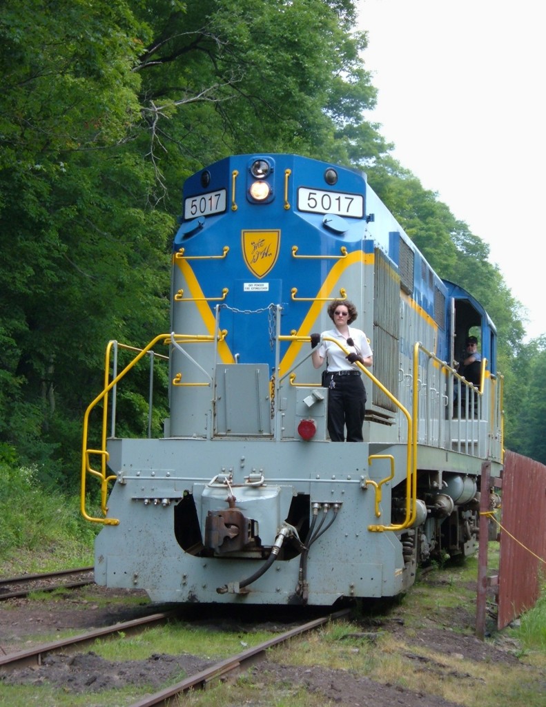 5/2005 Roxbury, NY. Delaware & Hudson (Delaware & Ulster RR) 5017 (Alco RS 36) beim Kopfmachen