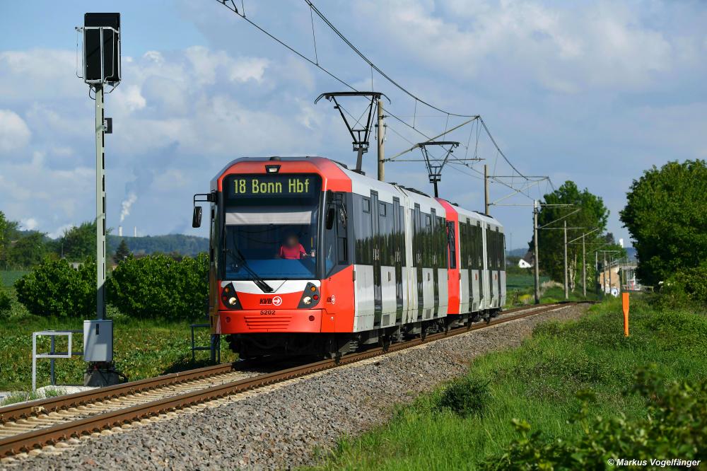 5202 als Linie 18 auf dem Weg nach Bonn in Walberberg am 12.05.2020.