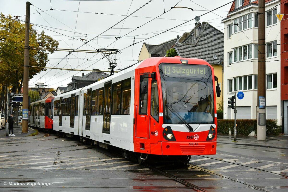 5203 wurde in die aktuellen KVB-Farben lackiert. Hier zu sehen auf der Kreuzung Zülpicher Str./Gürtel in Köln Sülz am 21.10.2021.