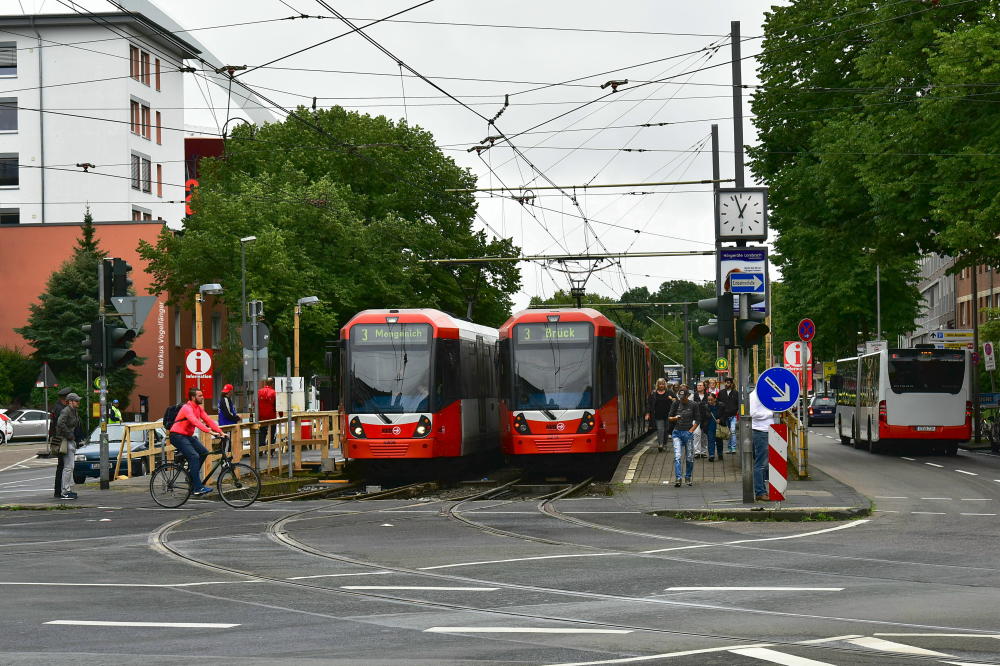 5205 und 5214 als Linie 3 an der provisorischen Haltestelle  Deutz-Kalker-Straße  mit den Fahrtzielen  Mengenich  bzw.  Brück  am 05.08.2017.