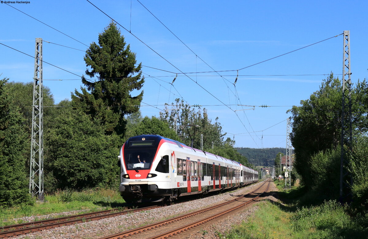 521 006; 521 029 und 521 009 als SBB 88471 (Offenburg - Konstanz) bei Peterzell 16.7.22