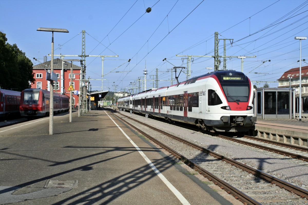 521 202 als R nach Konstanz am Nachmittag des 21.08.13 bei der Einfahrt in Singen (Hohentwiel).