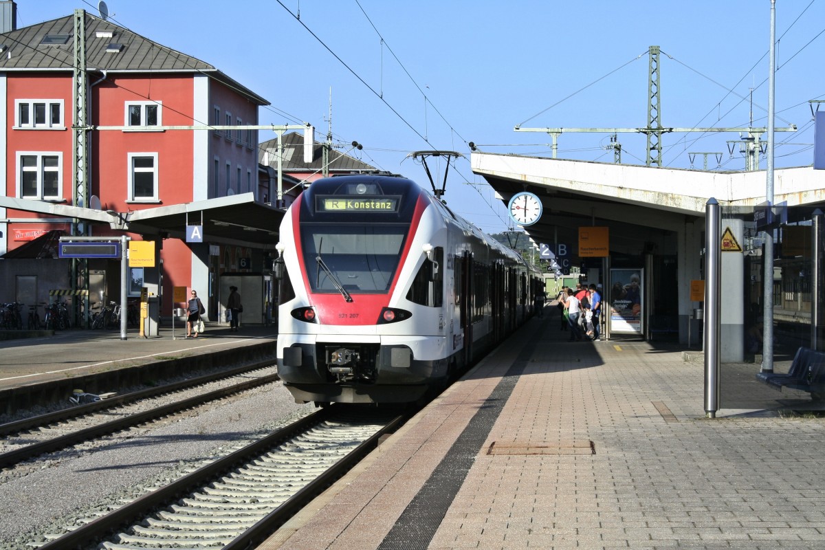 521 202 als R nach Konstanz am spten Nachmittag des 21.08.13 beim Halt in Singen (Hohentwiel).
