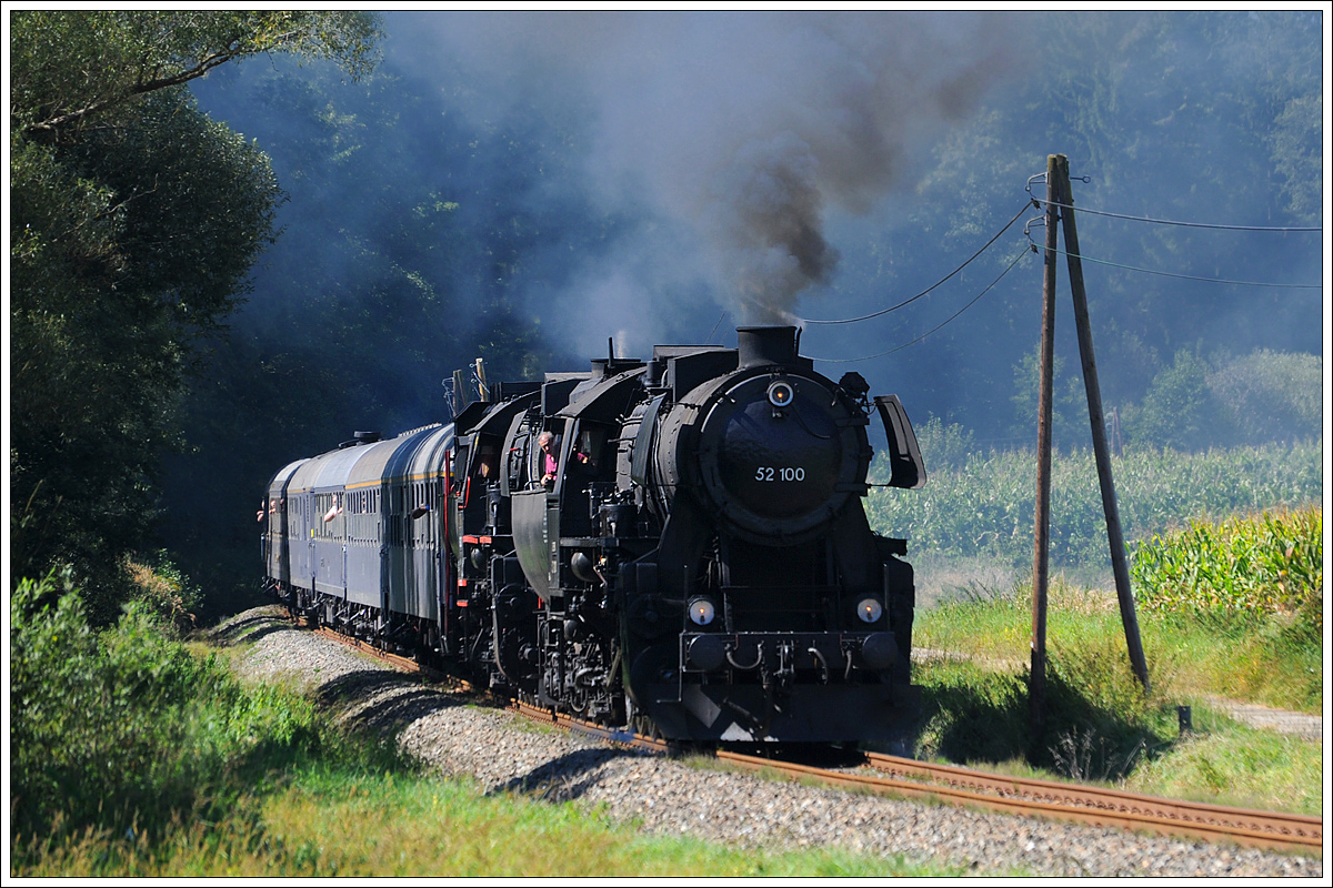 52.100 und 52.1227 mit ihrem SR 17086 von Graz nach Wien kurz nach Hartberg in St. Johann i.d. Haide am 16.9.2016.
