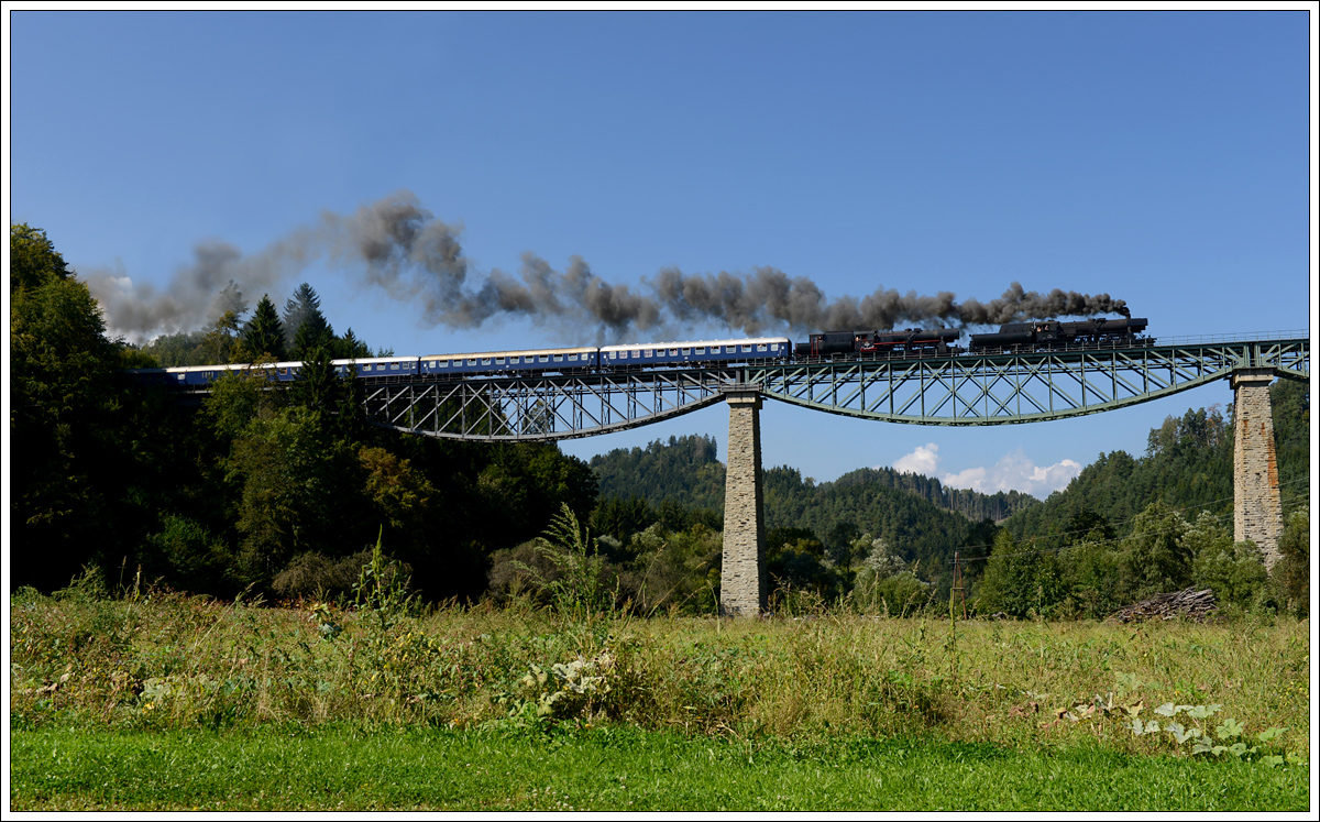 52.100 und 52.1227 mit ihrem SR 17086 von Graz über den Wechsel nach Wien bei der Querung der Lafnitz über die Zeilbrücke in Rohrbachan der Lafnitz am 16.9.2016. 