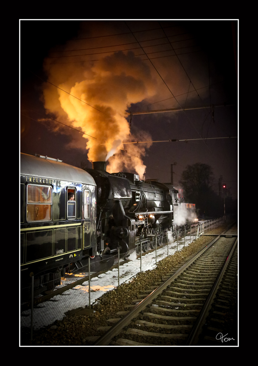 52.100 steht mit dem Majestic Imperator im Bahnhof Korneuburg.
17.2.2013