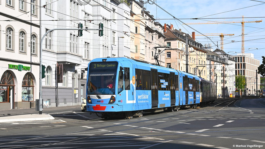 5213 wurde eine neue Ganzreklame  wertfaktor.de  angebracht. Hier zu sehen zusammen mit 5158 auf der Kreuzung Gotenring/Deutz-Kalker-Straße am 29.08.2022.