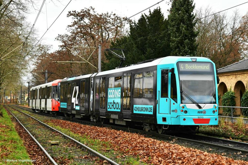 5213 wurde eine neue Reklame  42heilbronn.de  angebracht. Hier zu sehen auf der Venloer Straße auf Höhe des Westfriedhofes in Köln Vogelsang am 13.12.2021.