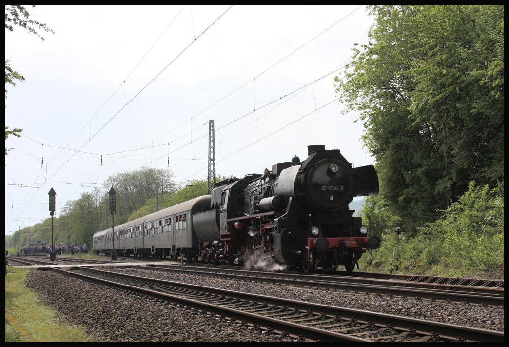 521360 fährt hier am 29.04.2018 um 14.50 Uhr im Bahnhof Hetzerath nach Wittlich ab.