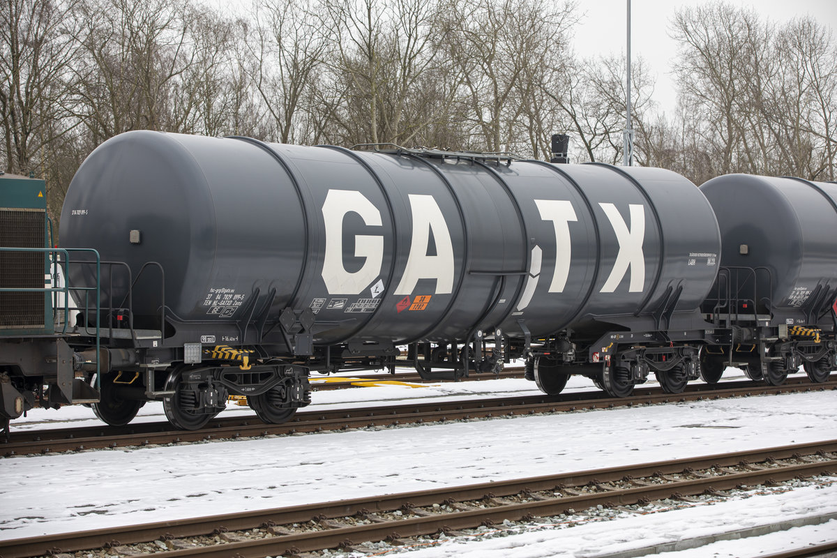 5.2.2021 - Bahnhof Sande. Ein Kesselwagen Zans der NS / Unternehmen GATX auf dem Weg zum Ölhafen in Wilhelmshaven