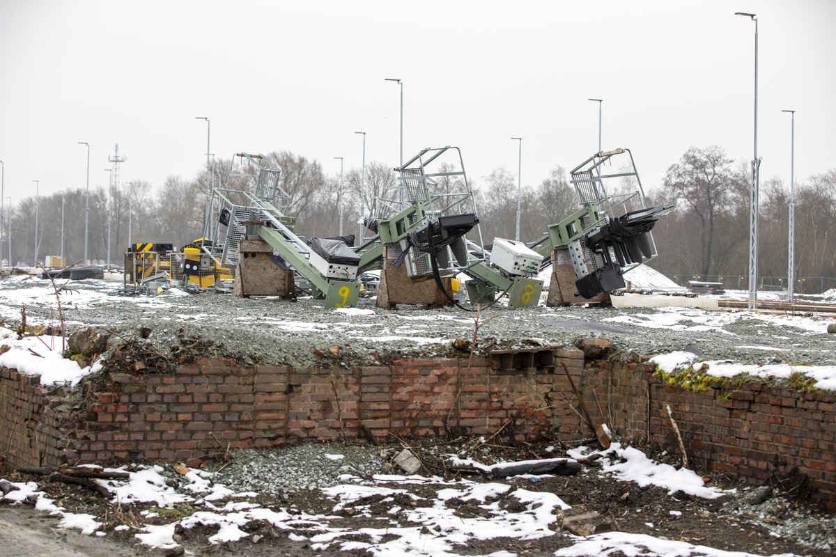 5.2.2021 - Sande Bahnhof. Lichtsignale werden für den Umbau der Gleisanlagen in Sande angeliefert und im Bahnhofvorfeld gelagert.