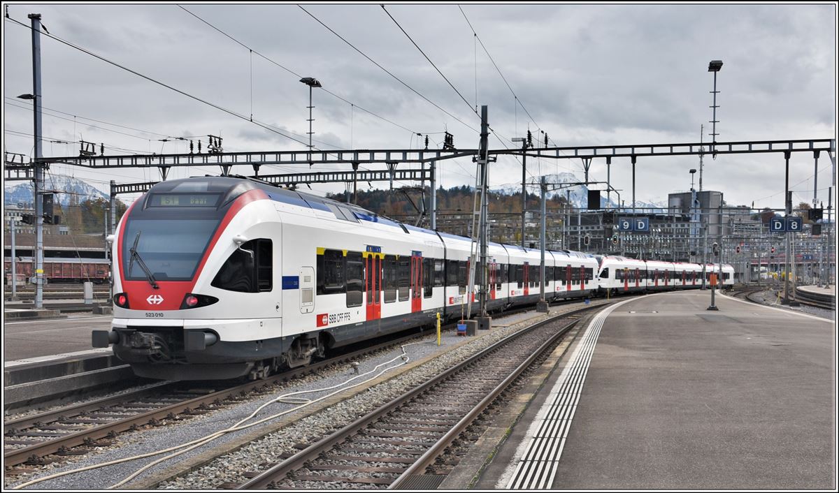 523 010 und 523 065 fahren in Luzern ein. (13.11.2019)