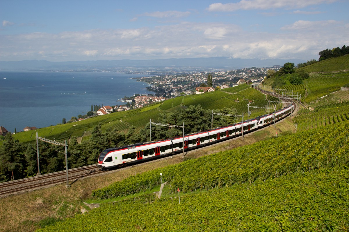 523 016-9 und ein weiterer 523 als S21 (Lausanne - Payerne) bei Grandvaux am 22.08.14