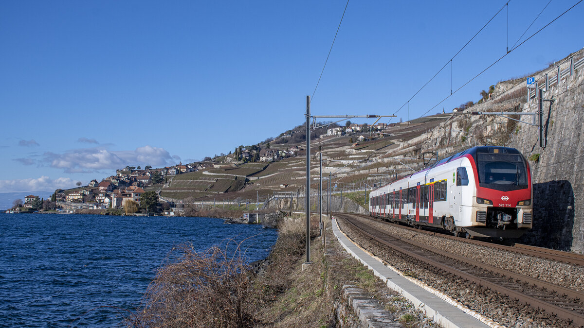 523 114 ist kurz vor St. Saphorin unterwegs in Richtung Vevey, aufgenommen am 06.01.2022.